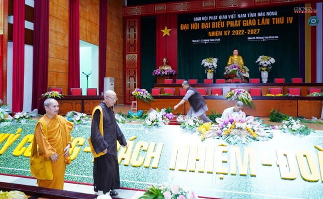 Thượng tọa Thích Quảng Tuấn kiểm tra công tác thiết trí tại hội trường - nơi diễn ra đại hội vào chiều 21-8 - Ảnh: Ban TT-TT tỉnh Đắk Nông