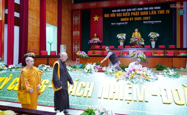 Thượng tọa Thích Quảng Tuấn kiểm tra công tác thiết trí tại hội trường - nơi diễn ra đại hội vào chiều 21-8 - Ảnh: Ban TT-TT tỉnh Đắk Nông