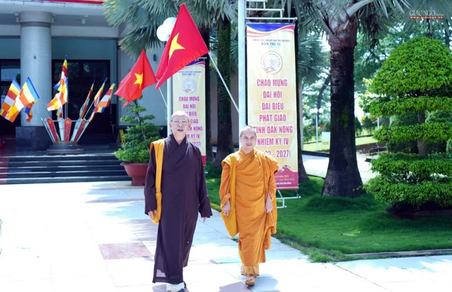 Thượng tọa Thích Quảng Tuấn kiểm tra công tác thiết trí bên ngoài hội trường chiều 21-8 - Ảnh: Ban TT-TT tỉnh Đắk Nông