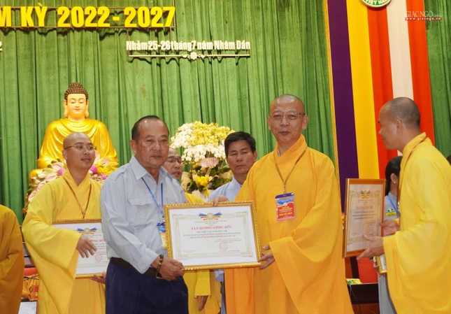 Trao Bằng tuyên dương công đức đến 17 tập thể