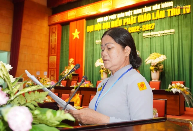 “Thực trạng và giải pháp hiện nay cho Gia đình Phật tử tỉnh Đắk Nông” do Huynh trưởng Nguyên Liên - Phạm Thị Vinh Hoa, Phó Phân ban hướng dẫn Gia đình Phật tử Đắk Nông trình bày