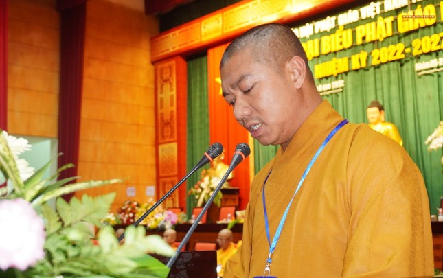 Đại đức Thích Vạn Hiển, Ủy viên Ban Trị sự GHPGVN tỉnh Đắk Nông, Phó Thường trực Ban Trị sự GHPGVN huyện Đắk Song trình bày tham luận "Những giải pháp giúp thanh thiếu niên đến với Đạo Phật"