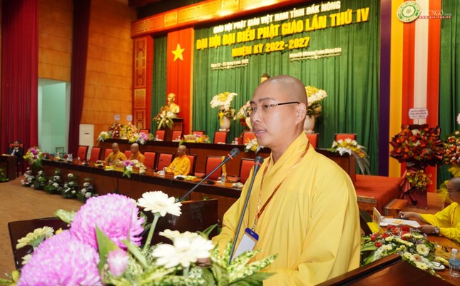 Đại đức Thích Chúc Tấn dẫn chương trình đại hội