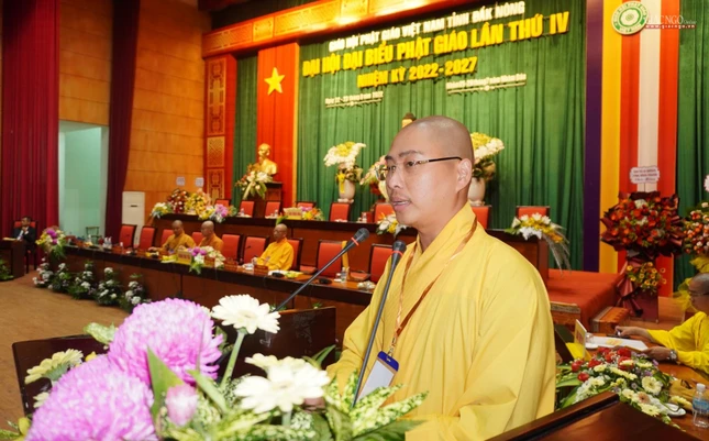 Đại đức Thích Chúc Tấn dẫn chương trình đại hội