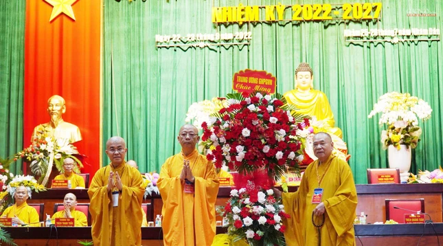 Lẵng hoa chúc mừng của Trung ương Giáo hội Lẵng hoa chúc mừng của Trung ương Giáo hội