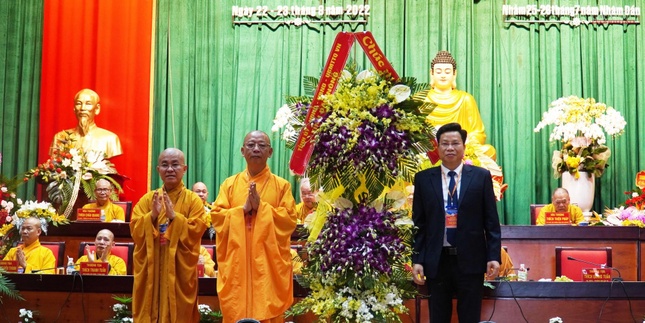 Lẵng hoa chúc mừng của chính quyền tỉnh Đắk Nông