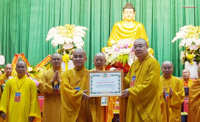 Thượng tọa Thích Quảng Hiền nhận Bằng tuyên dương công đức từ Hòa thượng Thích Thanh Nhiễu Thượng tọa Thích Quảng Hiền nhận Bằng tuyên dương công đức từ Hòa thượng Thích Thanh Nhiễu