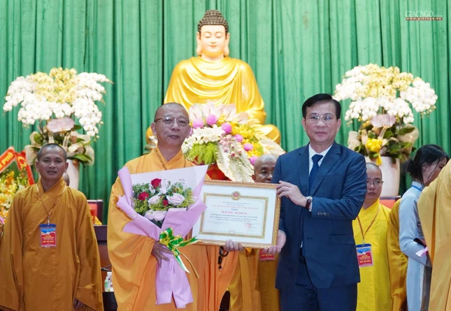 Thượng tọa Thích Quảng Tuấn nhận Bằng khen của Ủy ban Nhân dân tỉnh Đắk Nông Thượng tọa Thích Quảng Tuấn nhận Bằng khen của Ủy ban Nhân dân tỉnh Đắk Nông