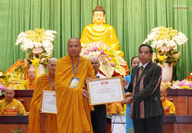 Ông Điều Xuân Hùng, Ủy viên Ban Thường vụ Tỉnh ủy, Chủ tịch Ủy ban MTTQVN tỉnh trao Bằng khen