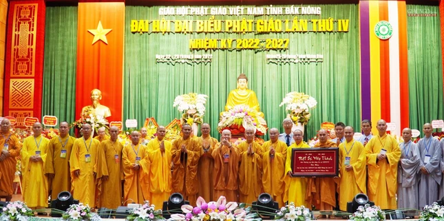 Nhận quà chúc mừng Nhận quà chúc mừng