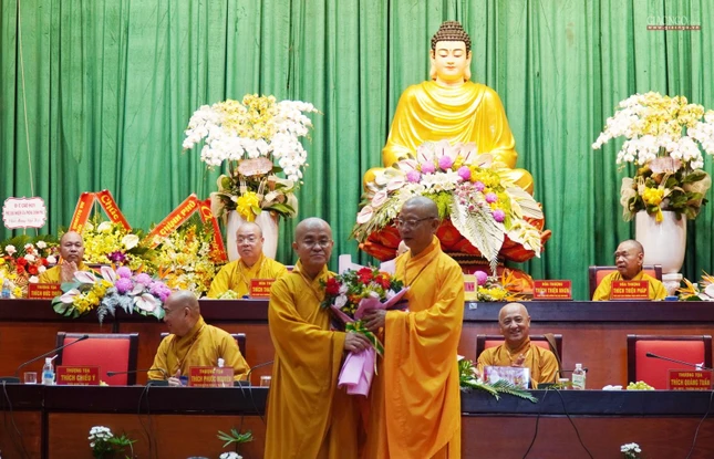 Thượng tọa Thích Quảng Hiền, tân Trưởng ban Trị sự GHPGVN tỉnh Đắk Nông nhiệm kỳ 2022-2027 tặng hoa và quà tri ấn đến Thượng tọa Thích Quảng Tuấn Thượng tọa Thích Quảng Hiền, tân Trưởng ban Trị sự GHPGVN tỉnh Đắk Nông nhiệm kỳ 2022-2027 tặng hoa và quà tri ấn đến Thượng tọa Thích Quảng Tuấn