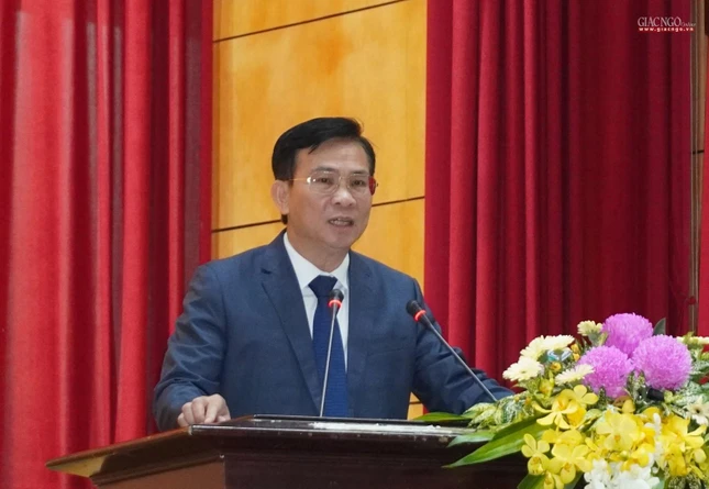 Ông Hồ Văn Mười, Phó Bí thư Tỉnh Ủy, Chủ tịch Ủy Ban Nhân dân tỉnh phát biểu Ông Hồ Văn Mười, Phó Bí thư Tỉnh Ủy, Chủ tịch Ủy Ban Nhân dân tỉnh phát biểu