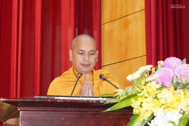 Đại đức Thích Giác Nhường trình nghị quyết đại hội