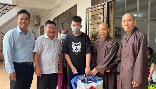 Thượng tọa Thích Quang Thạnh, Thượng tọa Thích Giác Trí, cùng đại diện Mặt trận trao quà - Ảnh: BTT GV Thượng tọa Thích Quang Thạnh, Thượng tọa Thích Giác Trí, cùng đại diện Mặt trận trao quà - Ảnh: BTT GV