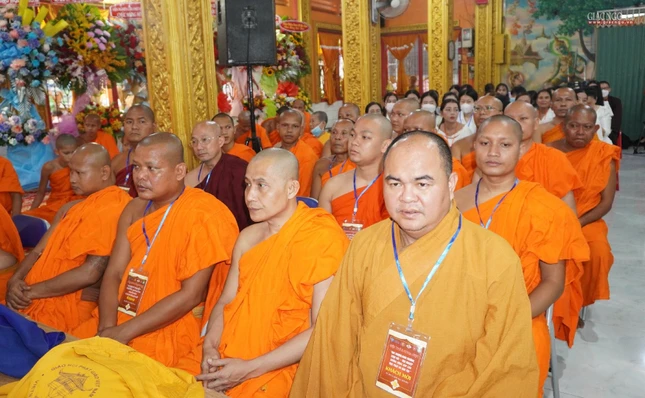 Chư tôn đức tham dự phiên khai mạc Chư tôn đức tham dự phiên khai mạc