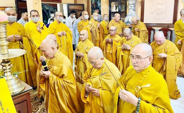 Chư tôn đức niêm hương, đảnh lễ Tam bảo