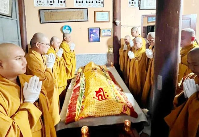 Môn đồ đệ tử thành kính đảnh lễ