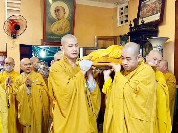 Cung thỉnh nhục thân Hòa thượng đến Giác linh đường để nhập kim quan