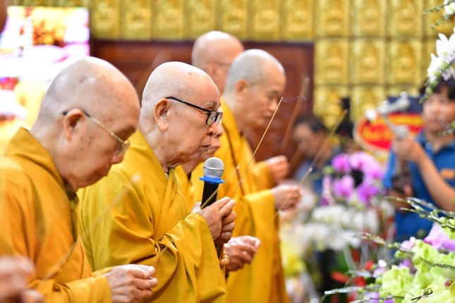 Chư tôn đức giáo phẩm niêm hương tưởng niệm