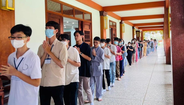 Các bạn trẻ được hướng dẫn kỹ năng kiểm soát suy nghĩ, lời nói và hành vi của mình qua việc hành thiền