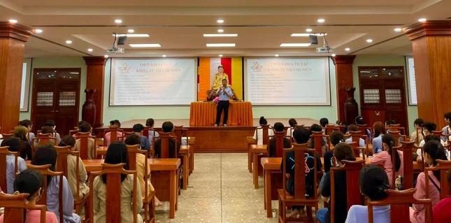 Nghe phổ biến thời khóa tu học một ngày