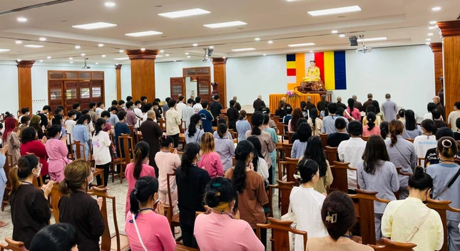 Nghe thuyết pháp tại giảng đường