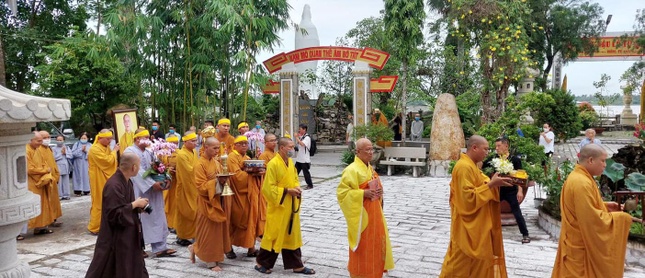 Môn đồ đệ tử cung thỉnh lư hương, di ảnh