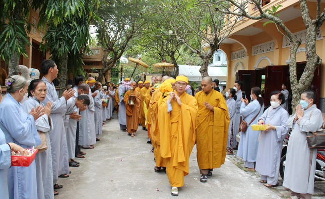 Phật tử thành kính tiễn đưa Hòa thượng