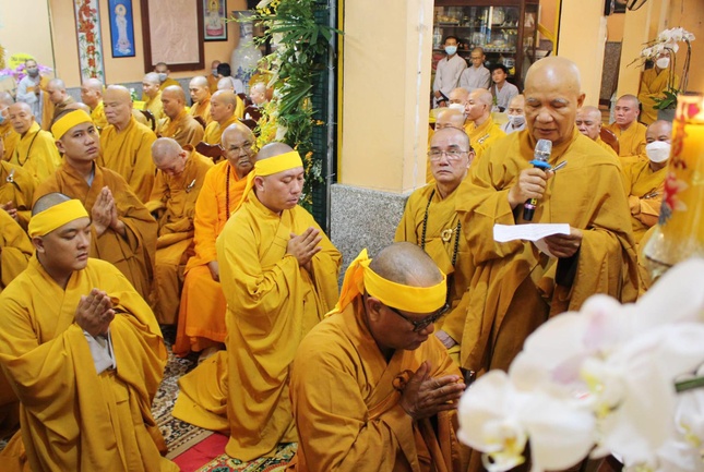 Hòa thượng Thích Phước Hùng đọc điếu văn tưởng niệm của Ban Trị sự GHPGVN huyện Tam Bình