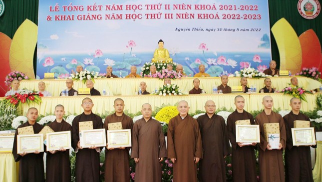 Chư tôn đức trao phần thưởng đến các Tăng sinh Chư tôn đức trao phần thưởng đến các Tăng sinh