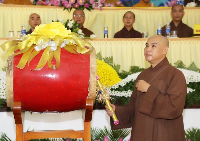 Thượng toạ Thích Nhuận Trí đánh hồi trống khai giảng năm học thứ 3 khoá 9 Thượng toạ Thích Nhuận Trí đánh hồi trống khai giảng năm học thứ 3 khoá 9