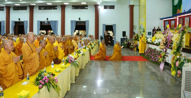 Tăng Ni sinh các khoá dâng lời tưởng niệm Tăng Ni sinh các khoá dâng lời tưởng niệm