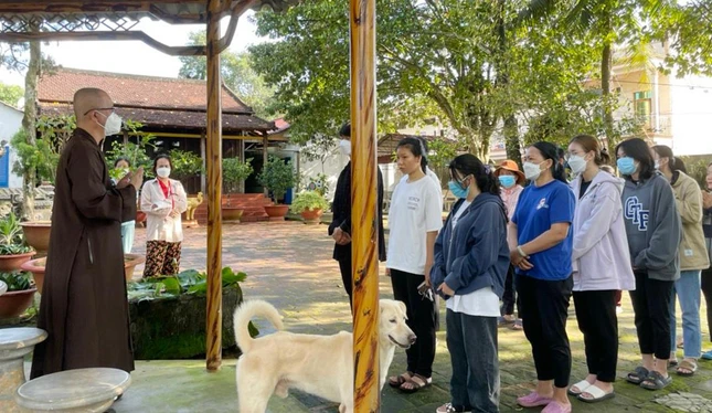 Thượng tọa Thích Chúc Phú hỏi thăm và chia sẻ đến các em học sinh