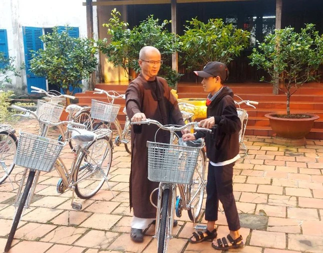 Tặng 8 chiếc xe đạp đến học sinh nghèo tại địa phương
