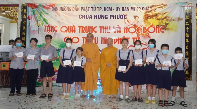 Đại đức Thích Trí Huệ và Thượng tọa Thích Minh Trí, Phó trụ trì chùa Hưng Phước trao học bổng