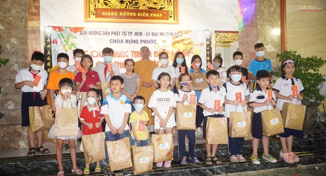 350 phần quà được trao tặng đến các em vui trung thu