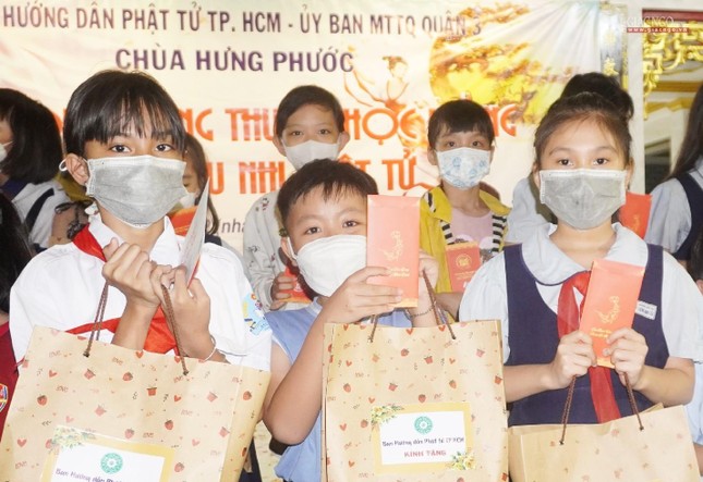 Quà là bánh trung thu, lồng đèn, phong bì lì xì