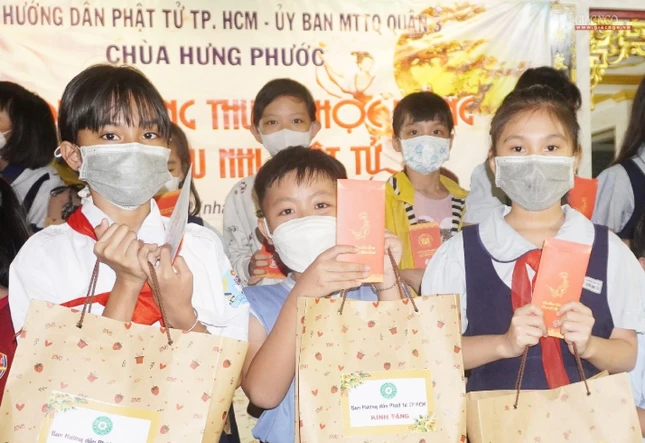 Quà là bánh trung thu, lồng đèn, phong bì lì xì