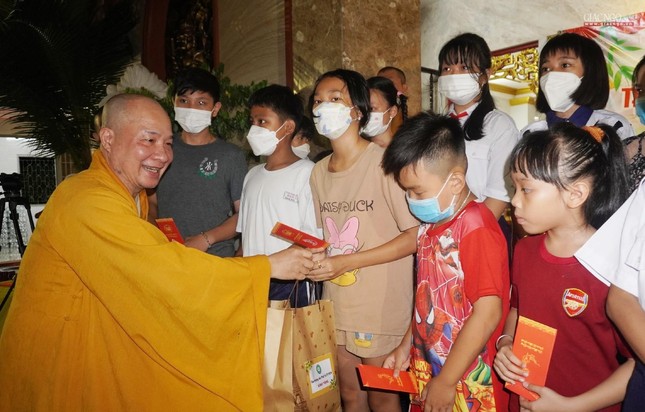 Đại đức Thích Trí Huệ tặng quà đến các em