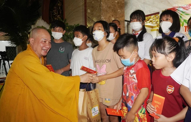 Đại đức Thích Trí Huệ tặng quà đến các em