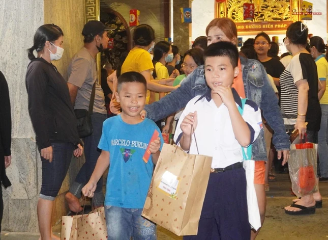 Niềm vui được nhận quà trung thu - Tết thiếu nhi