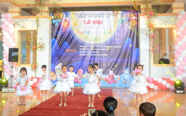 Múa trung thu của các em nhỏ