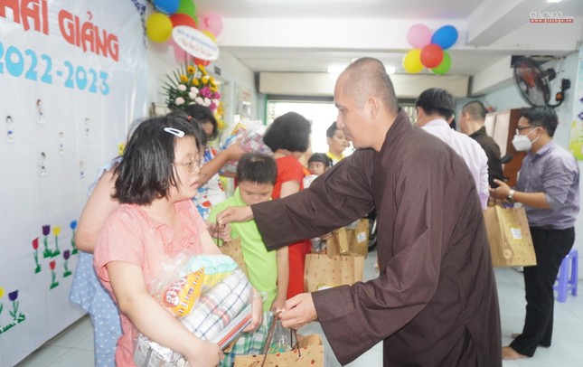 Thượng tọa Thích Minh Trí, Phó ban Hướng dẫn Phật tử TP.HCM trao quà đến các em