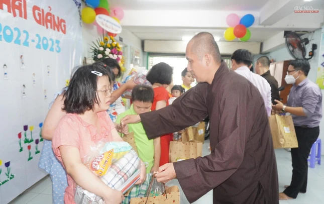 Thượng tọa Thích Minh Trí, Phó ban Hướng dẫn Phật tử TP.HCM trao quà đến các em