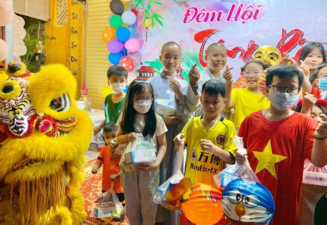 Nhận quà trung thu - Ảnh:BL Nhận quà trung thu - Ảnh:BL