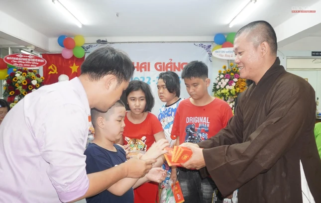 Thượng tọa Thích Minh Duyên, Chánh Thư ký Ban Hướng dẫn Phật tử TP.HCM cùng đại diện Ủy ban MTTQVN quận 3, trao quà và lì xì mừng trung thu và năm học mới đến các em học sinh