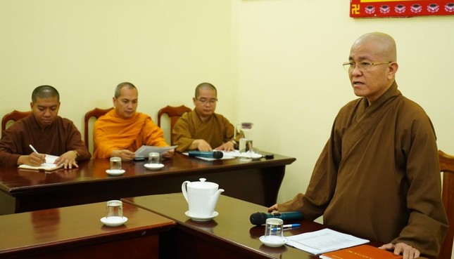 Thượng tọa Thích Quảng Hiền phát biểu tại phiên họp