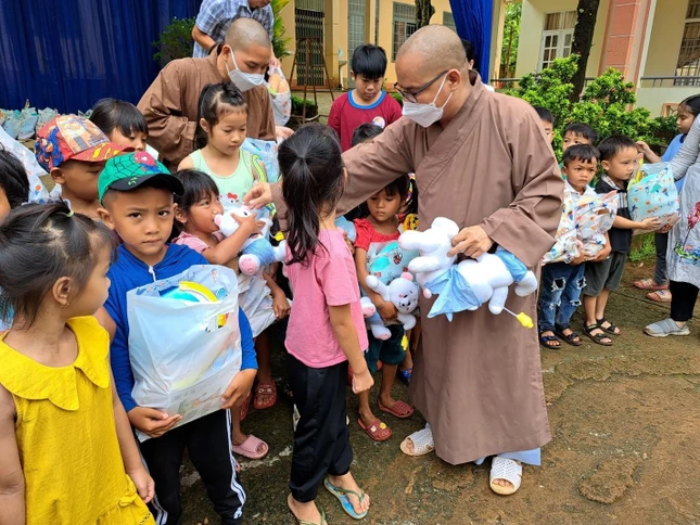 Trao quà đến các em học sinh