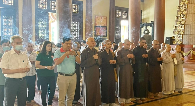 Ông Trần Thạnh Hưng, Phó Chủ tịch Ủy ban MTTQVN quận Gò Vấp, Thượng tọa Thích Tắc Bạch, Phó Thường Ban Trị sự GHPGVN quận Gò Vấp cùng các vị trong đoàn dâng hương tưởng niệm tại đền Bến Dược - Ảnh:LSHH