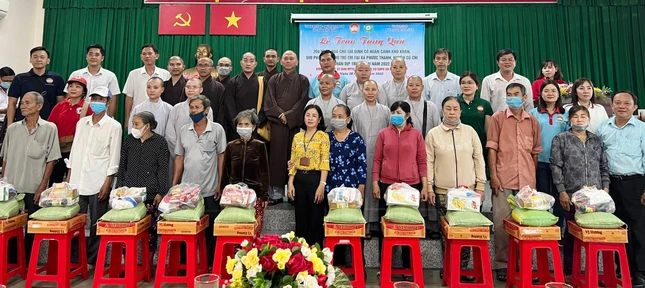 Tặng quà đến các gia đình khó khăn - Ảnh:LSHH